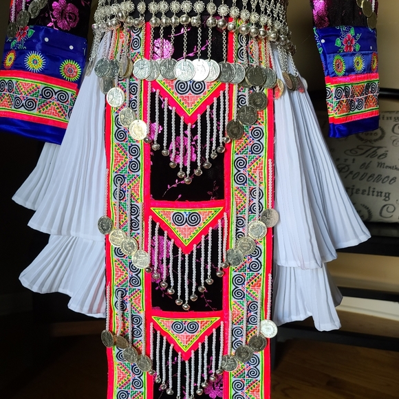 Hmong outfit embroidered - Picture 2 of 4